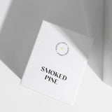 Kvapioji sojų vaško žvakė su medine dagtimi „Smoked Pine”, 210 g